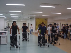⑤患者様４名による一斉歩行デモ